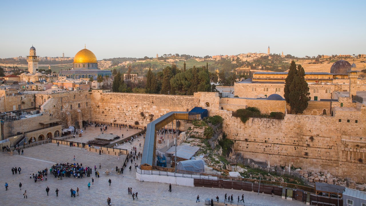 Översiktsbild på gamla stan i Jerusalem där klagomuren syns i förgrunden och Klippmoskén bakom.