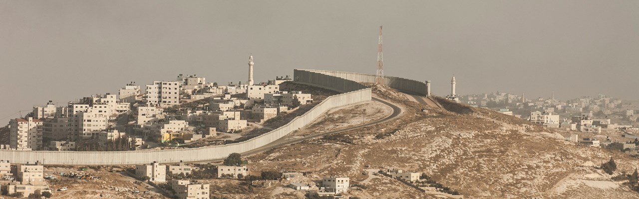 Översiktsbild på Jerusalem där en mur som Israel byggt löper genom staden och delar upp landet. 