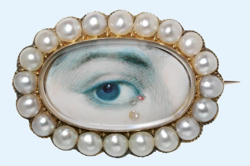 Närbild på ett öga i en ram av pärlor