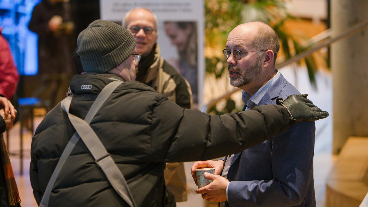 Fika efter en forskareVi bjuder på kunskap och fika. Populärvetenskapliga live-sända seminarier ger dig möjlighet att ta del av spännande medicinsk forskning.