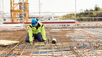 Byggarbetare lägger tak på bostadshus.