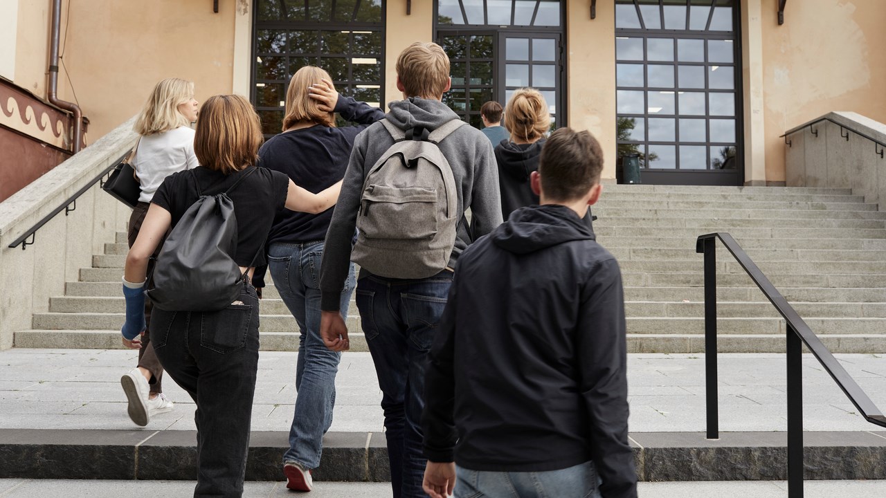 Skolelever går uppför trappa.