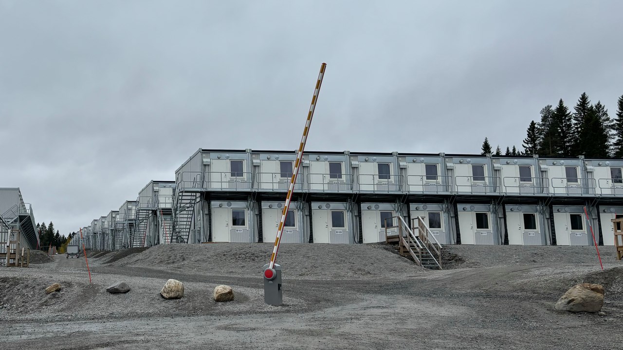 Grå himmel över modulhus i Skellefteå.