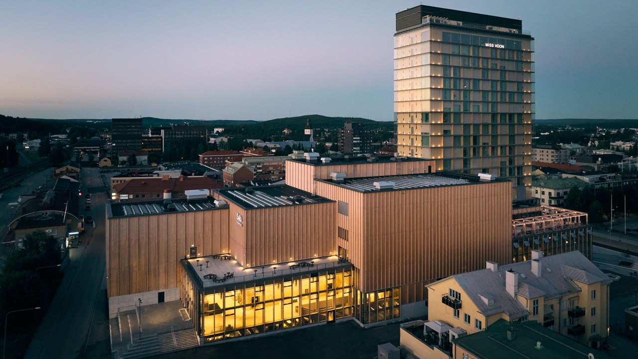 Skymning över den upplysta byggnaden Sara kulturhus i Skellefteå.