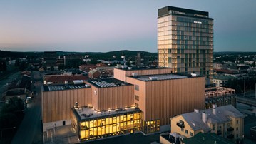 Skymning över den upplysta byggnaden Sara kulturhus i Skellefteå.