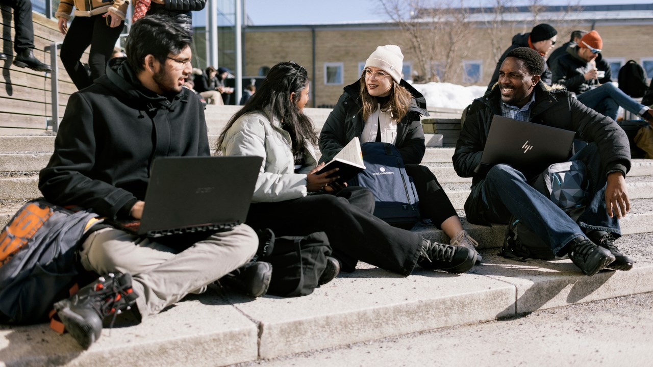 Internationella studenter utanför Lindellhallen.