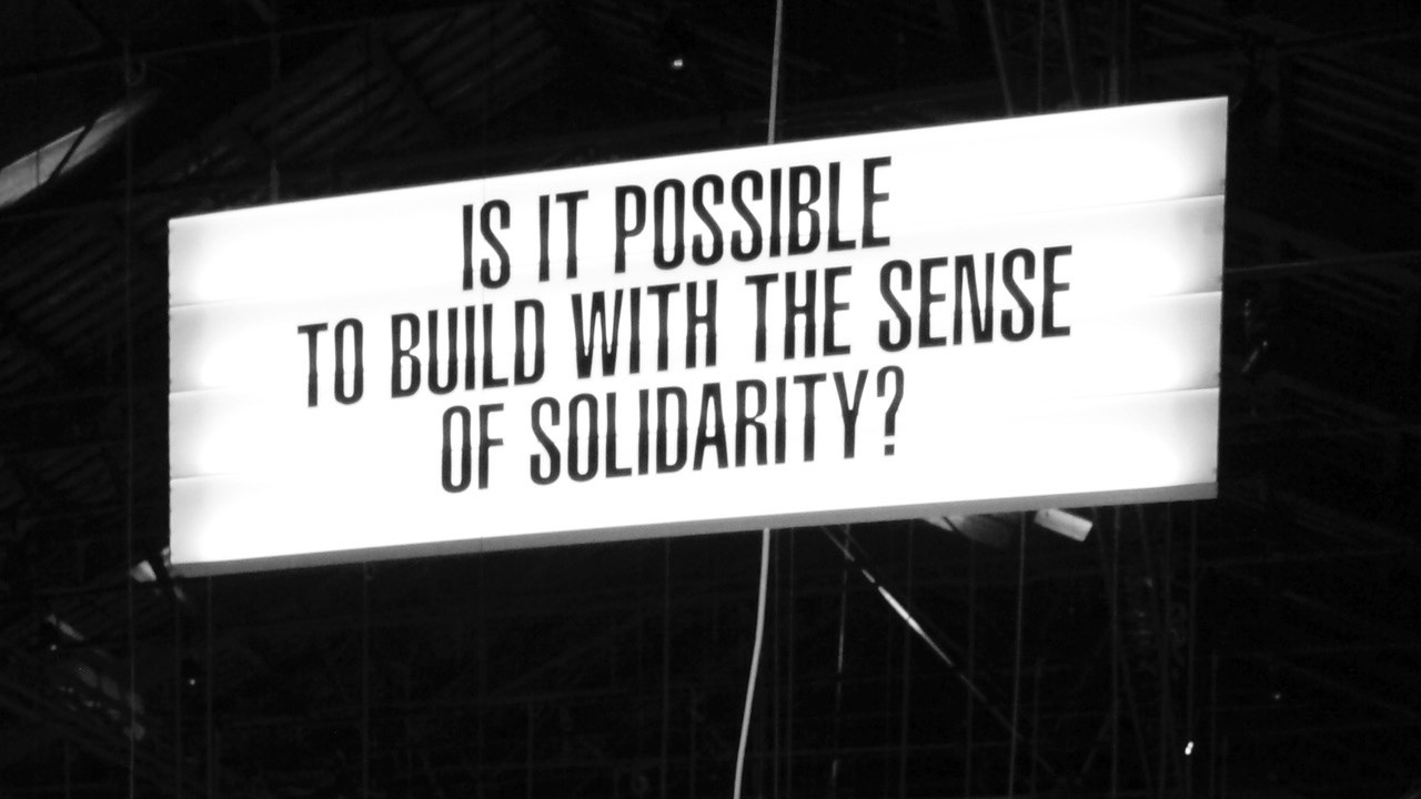 Skylt med texten "is it possible to build with the sense of solidarity"