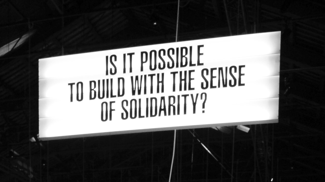 Skylt med texten "is it possible to build with the sense of solidarity"