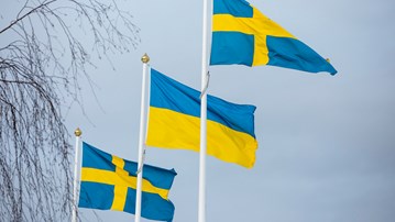 Svenska flaggor och ukrainsk flagga hissade på campus.