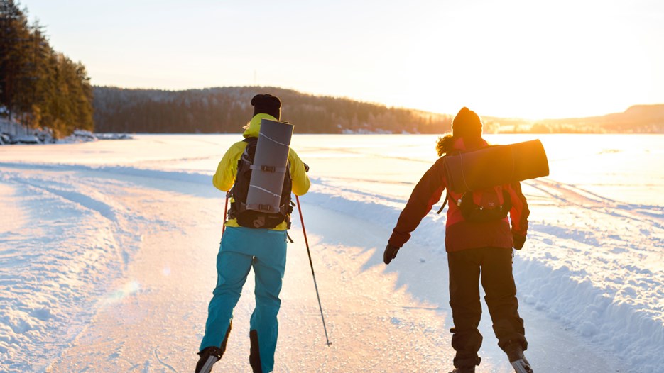 Skridskoåkare på isbanan på Tavelsjön.