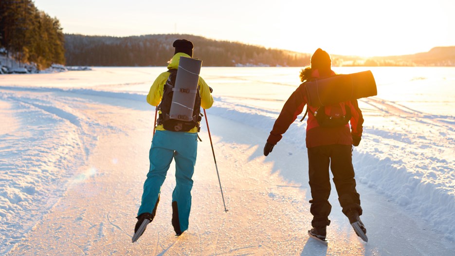 Skridskoåkare på isbanan på Tavelsjön.