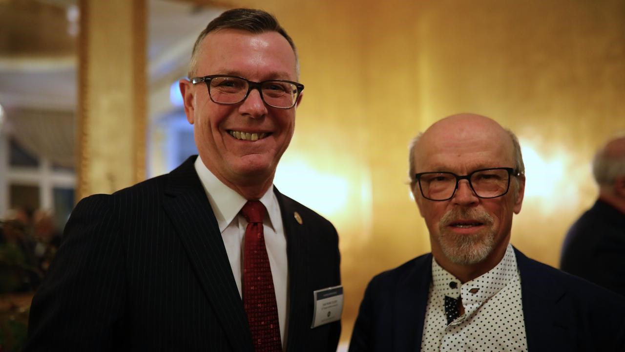 Några män som står bredvid varandra.