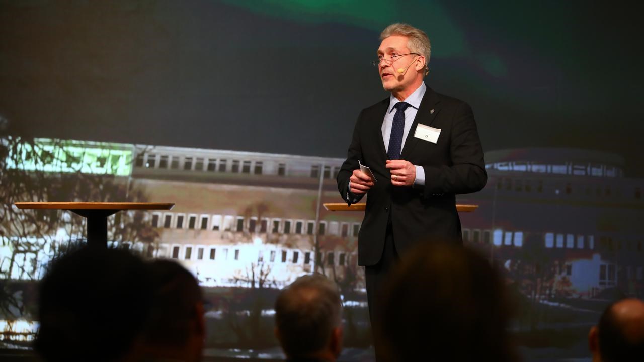 En man som står framför en folksamling.