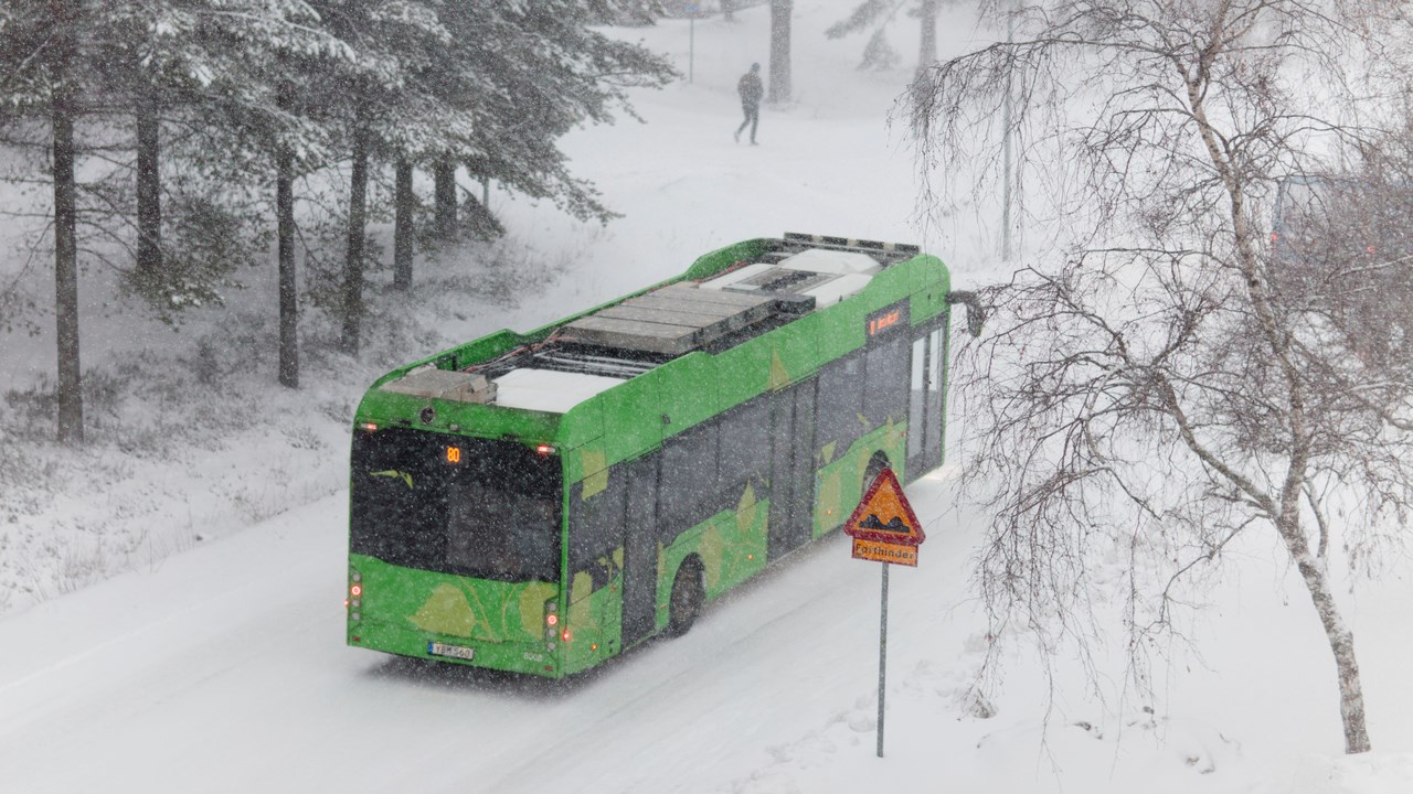 Grön buss i vinterväder