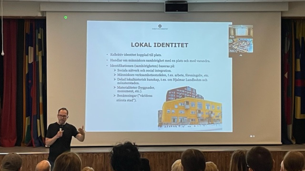 Bo Nilsson, professor i etnologi, föreläser om lokal identitet i Kiruna.
