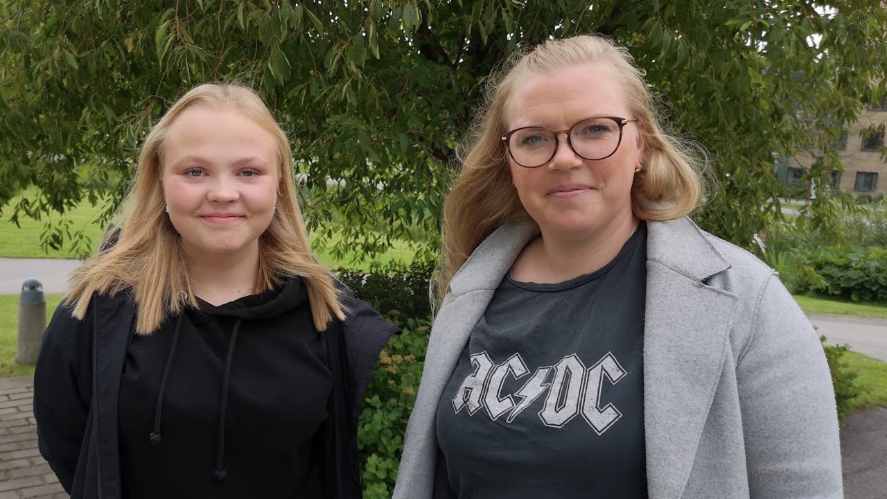 Moa Björkbacka och Elin Rotstedt, studenter på grundlärarprogrammet