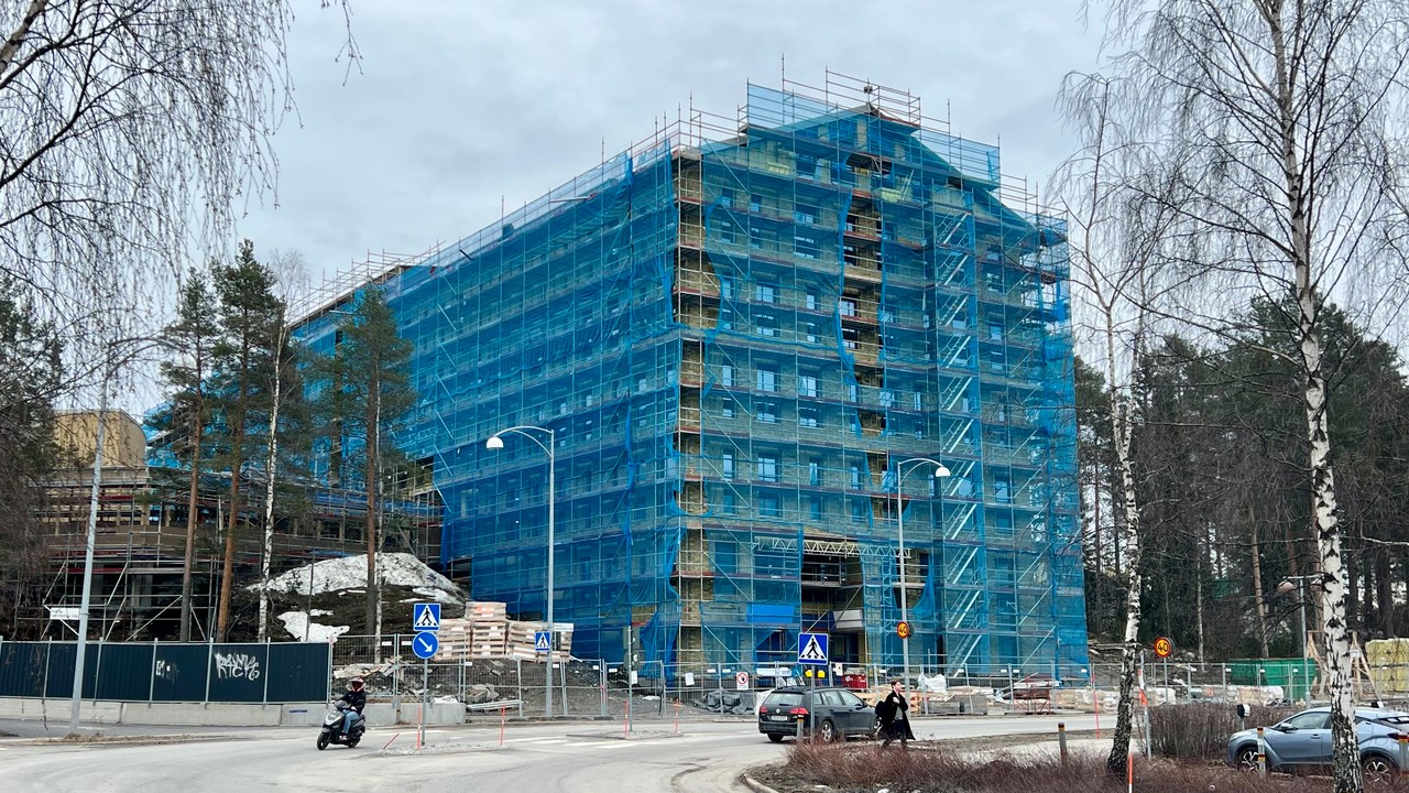 En stor byggnad som tar form på Umeå universitets huvudcampus, med byggställningar som täcker exteriören.