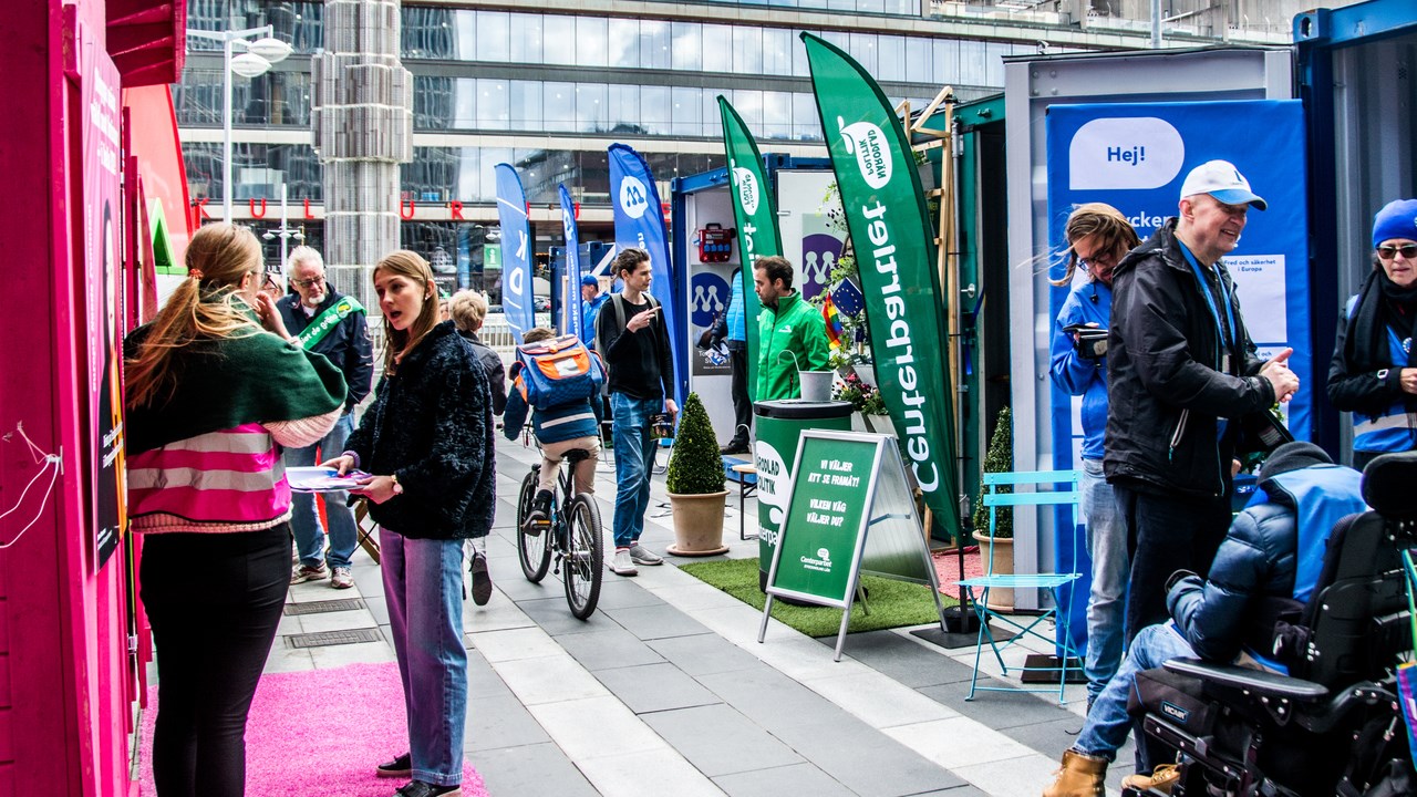 EU-valet 2019 har börjat på Sergels torg i centrala Stockholm. Personer besöker partiernas montrar.