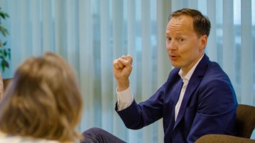 Utbildningsminister Mats Persson talar engagerat