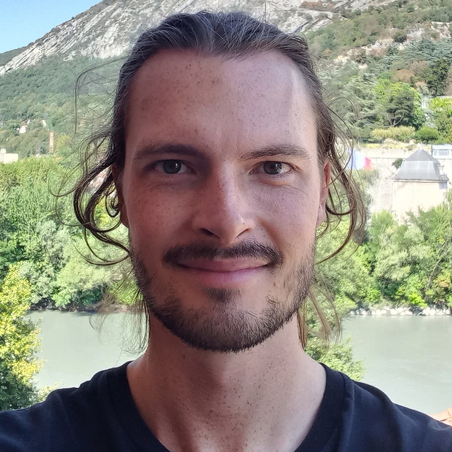 Portrait photo of Michael Baumgärtner with mountains in the background