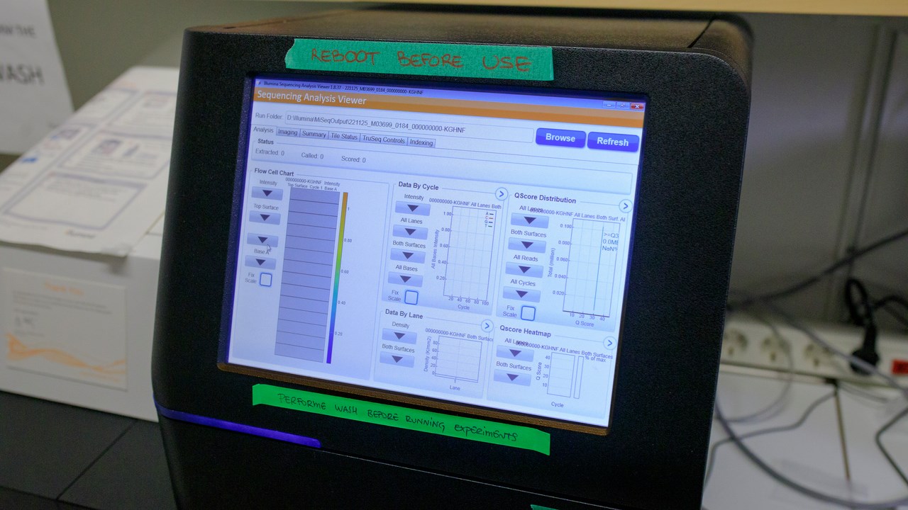 Närbild på MiSeq-instrument för sekvensering som står på en bänk i ett labb. / Close-up of the MiSeq benchtop sequencing system equipment in a lab.