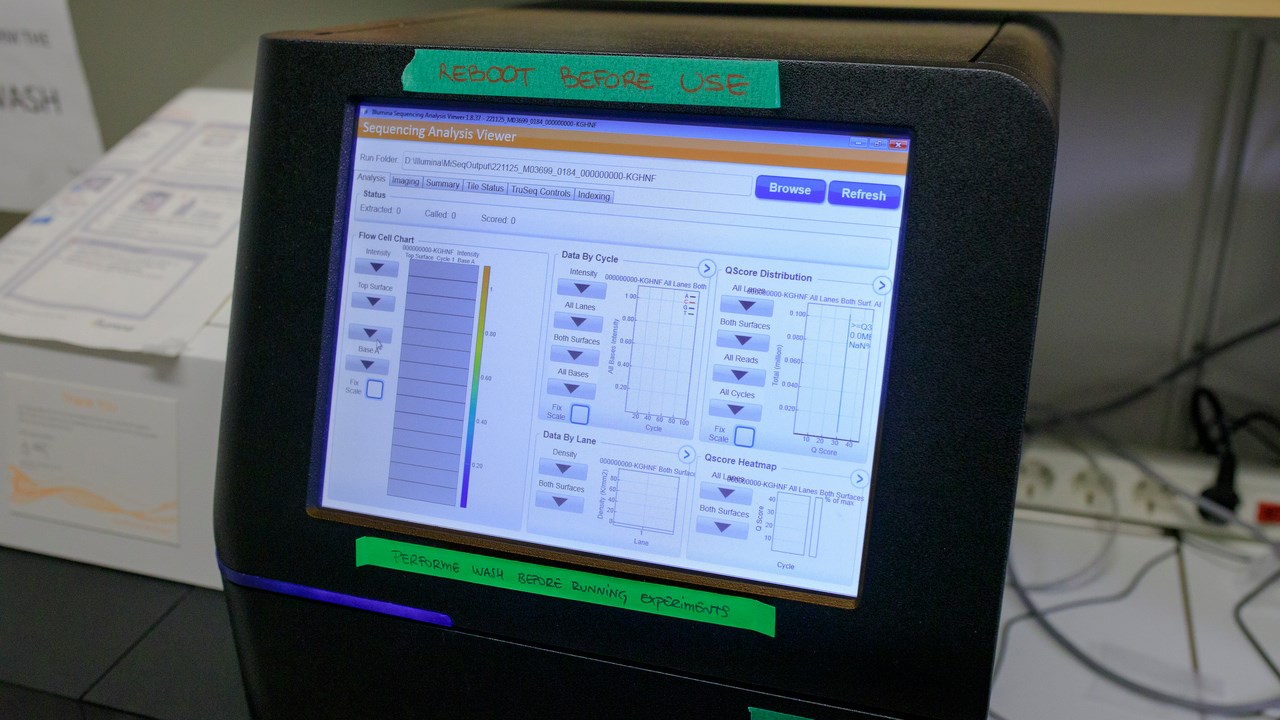 Närbild på MiSeq-instrument för sekvensering som står på en bänk i ett labb. / Close-up of the MiSeq benchtop sequencing system equipment in a lab.