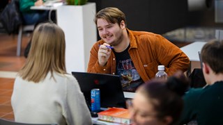 Studenter som grupparbetar i Teknikhuset.