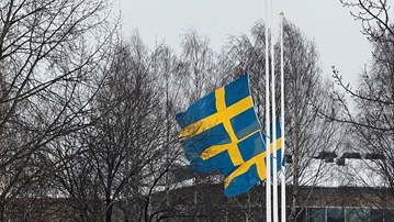 Flaggning på halvstång vid campusdammen efter skolskjutningen i Örebro.