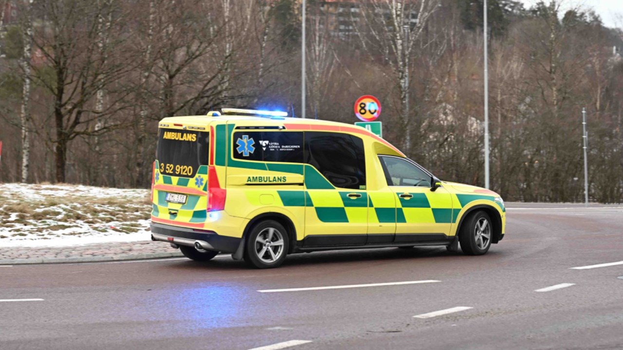 Ambulans med blåljus i en rondell