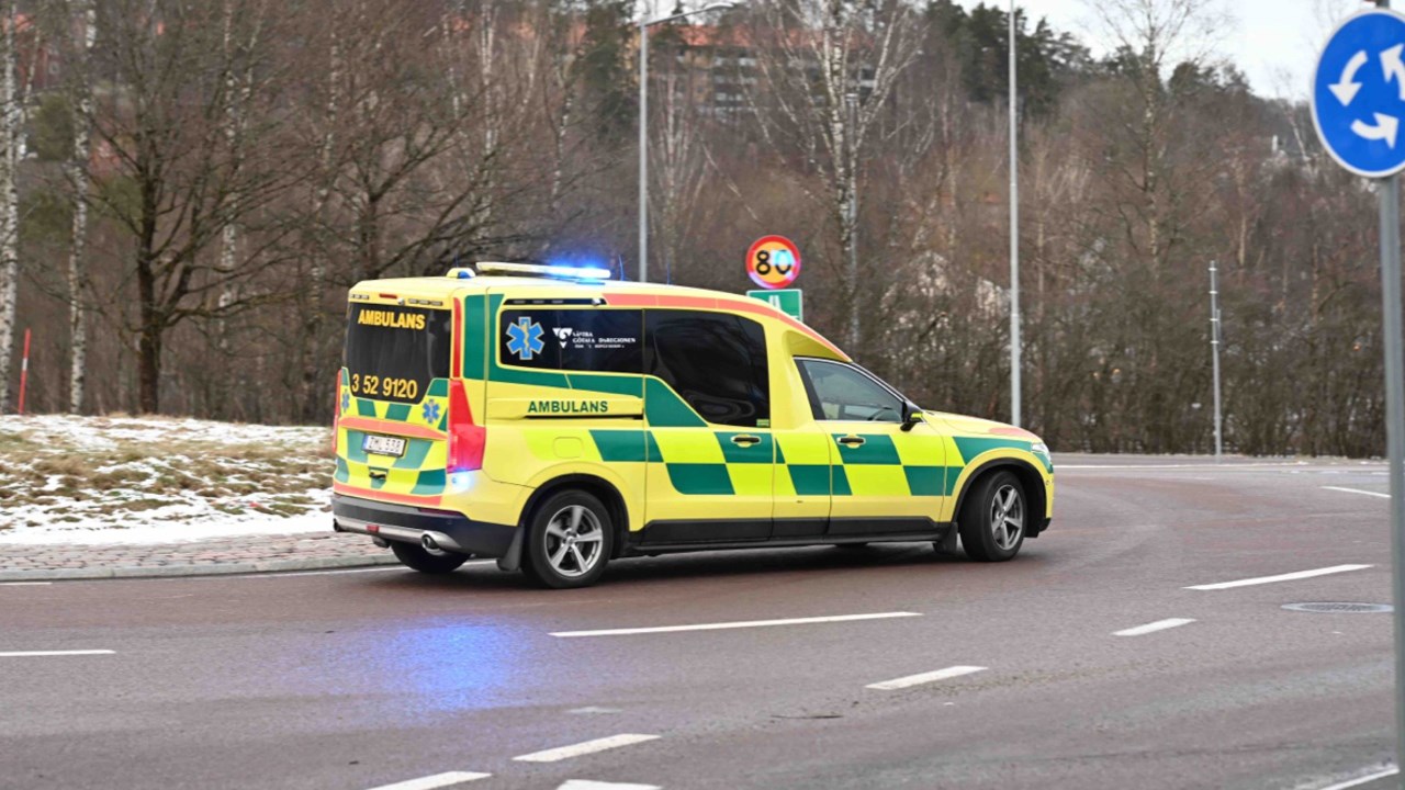 Ambulans med blåljus i en rondell