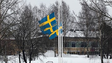 Flaggning på halvstång vid campusdammen efter skolskjutningen i Örebro.