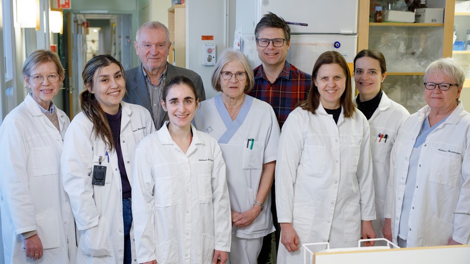 Gruppbild i biokemilabbet. Från vänster syns Helena Alstermark, Ani Minasian, Stefan Marklund, Laura Leykam, Karin Hjertkvist, Per Zetterström, Eva Jonsson, Caitlin Henne och Agneta Öberg. Alla ler och alla utom gruppledarna Stefan och Per har på sig labbklädsel.