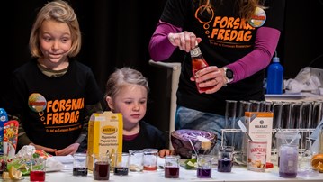 Josy ter Beek, and her children experiment together at Curiosums ForskarFredag 