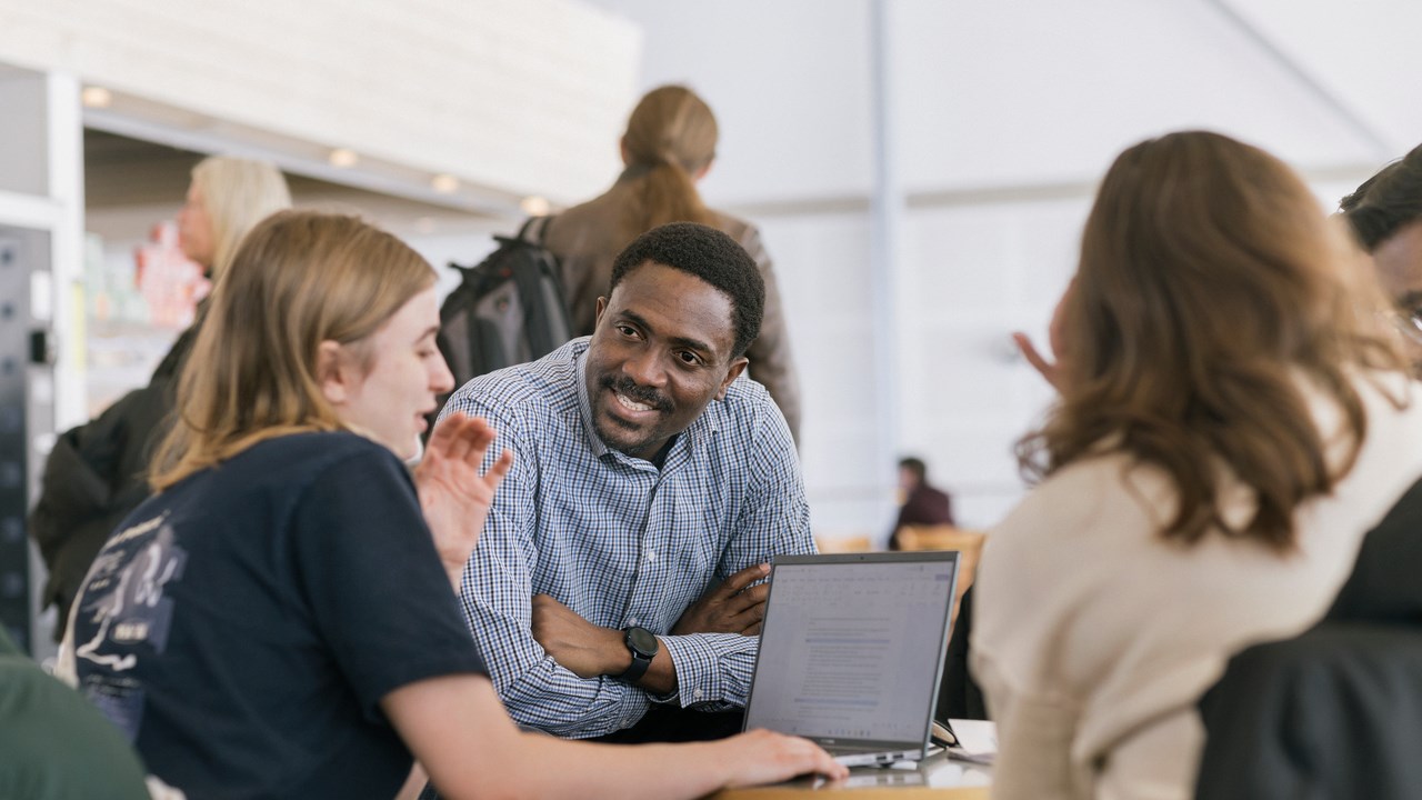 Internationella studenter studerar i caféet i Lindellhallen