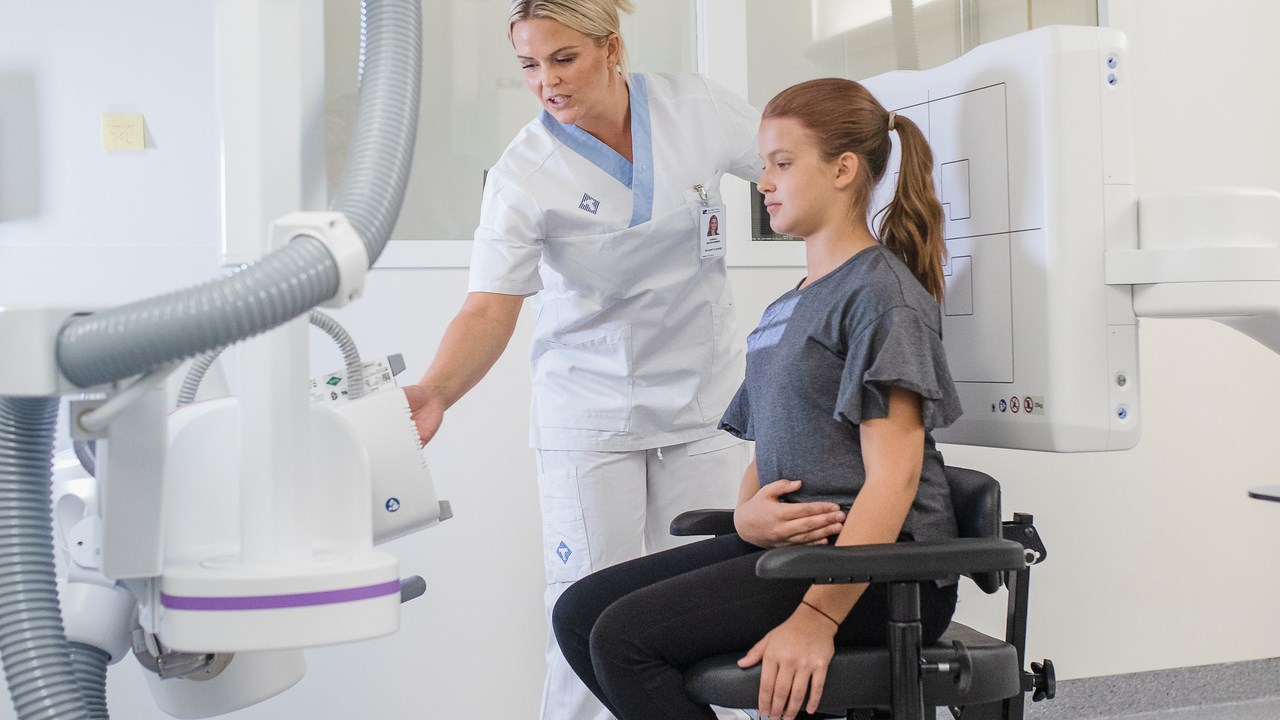 röntgenundersökning av ung kvinnas buk