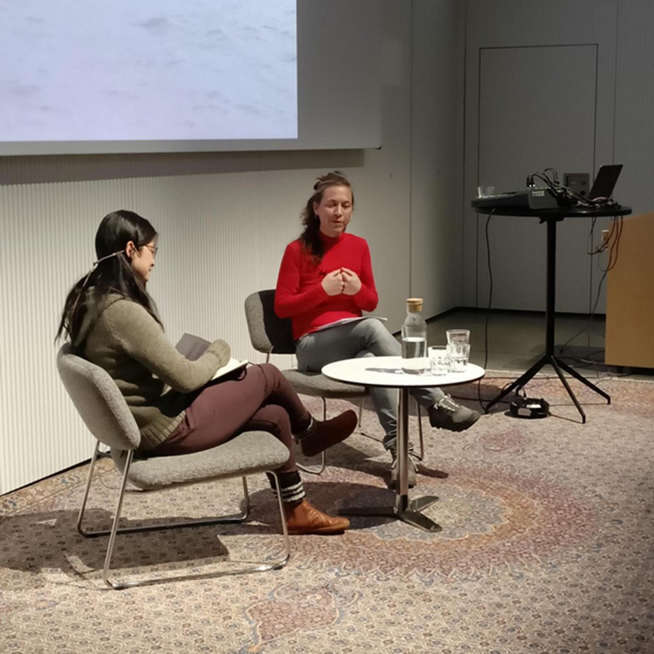 Forskarna Jundan Jasmine Zhang och Eva la Cour sitter i en panel på scenen och samtalar.