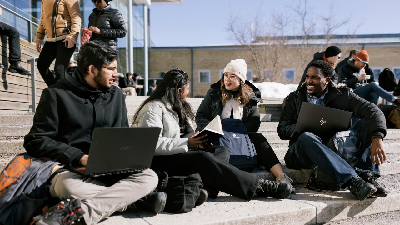 Internationella studenter utanför Lindellhallen.