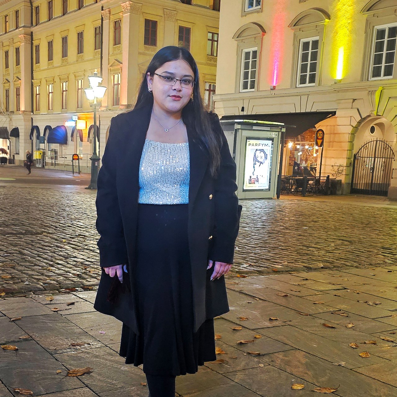 Sultana Shajahan i centrala Linköping kvällstid.