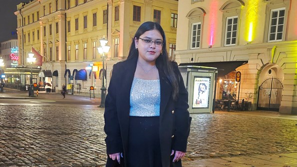 Sultana Shajahan i centrala Linköping kvällstid.