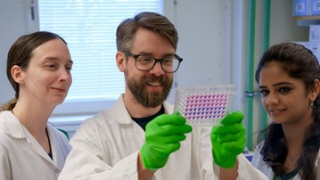 Magnus Ölander, postdoc in the Sixtlab, sharing exciting findings from an antibiotic discovery project with labhead Barbara Sixt and colleague Aakriti Singh.