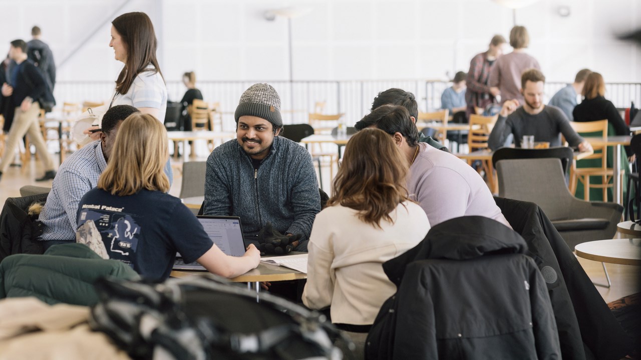 Internationella studenter som pratar i caféet i Lindellhallen