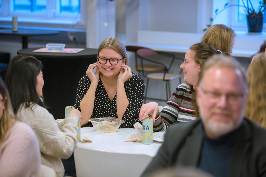 Människor som ler vid ett bord på Curiosum.