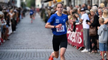 En kvinnlig löpare på upploppet