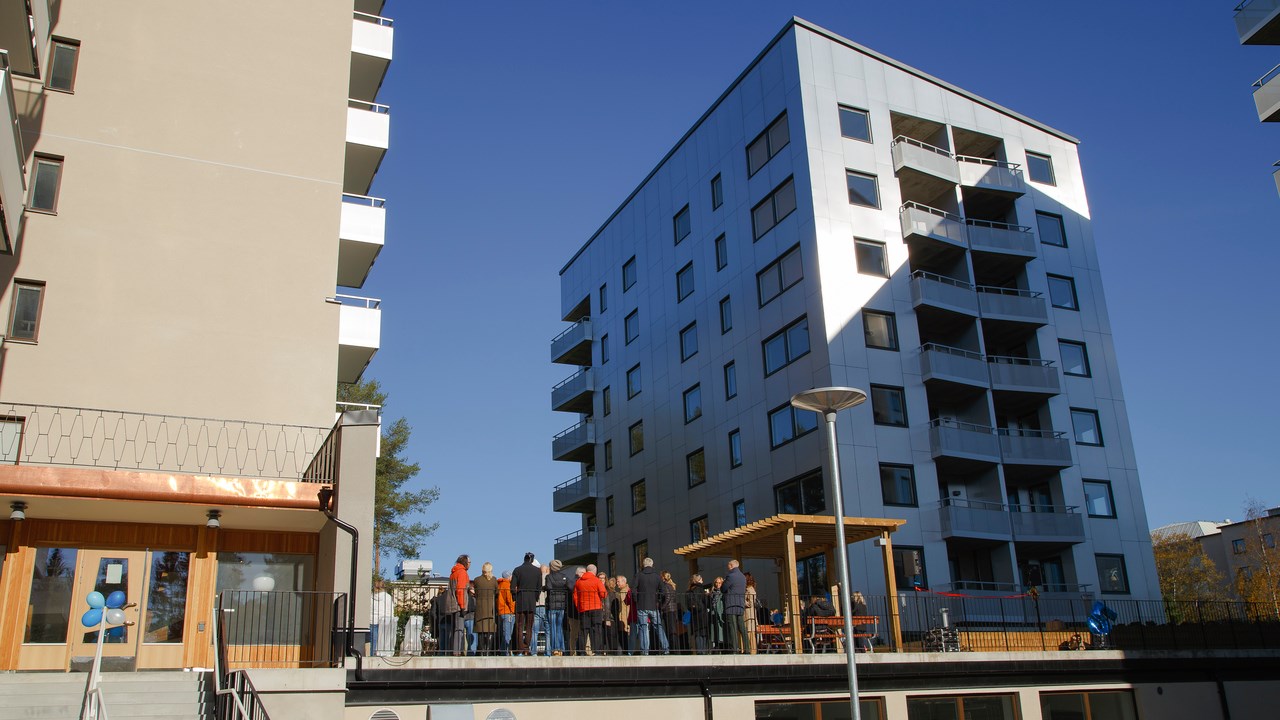 Den 30 september invigdes de tre bostadshusen på Lasarettsbacken 5 vid cykelbron Svingen i Umeå universitetsstad