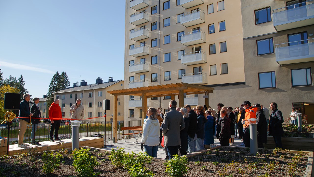 Den 30 september invigdes de tre bostadshusen på Lasarettsbacken 5 vid cykelbron Svingen i Umeå universitetsstad