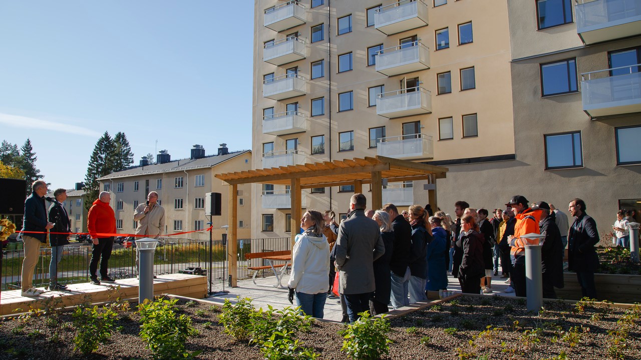 Den 30 september invigdes de tre bostadshusen på Lasarettsbacken 5 vid cykelbron Svingen i Umeå universitetsstad