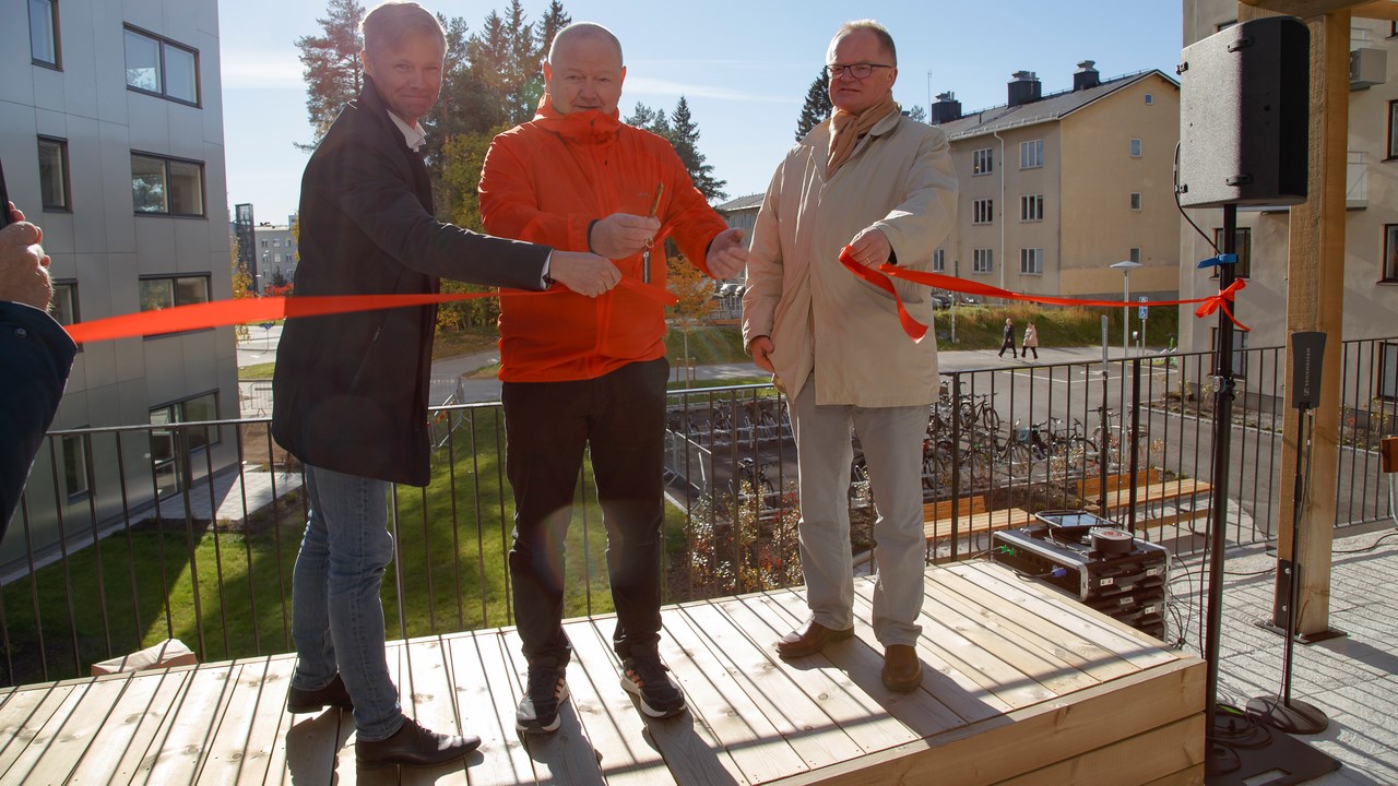 Den 30 september invigdes de tre bostadshusen på Lasarettsbacken 5 vid cykelbron Svingen i Umeå universitetsstad