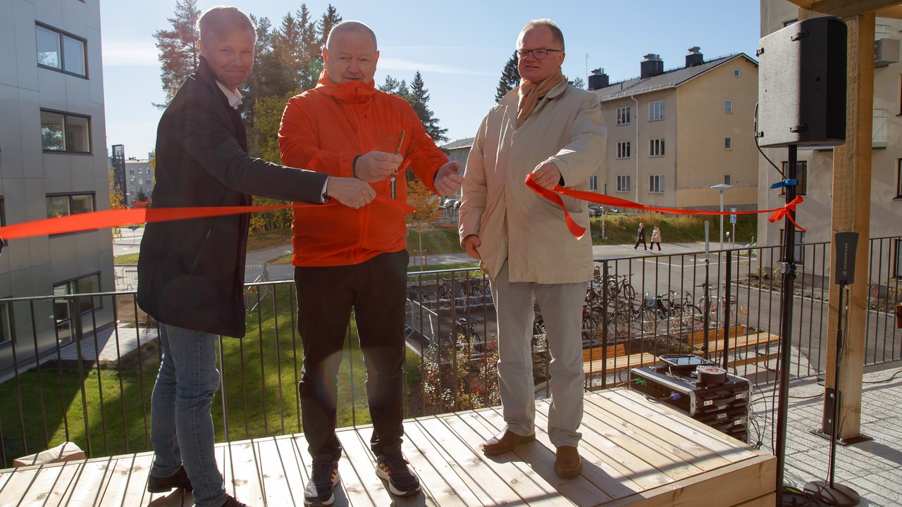 Den 30 september invigdes de tre bostadshusen på Lasarettsbacken 5 vid cykelbron Svingen i Umeå universitetsstad