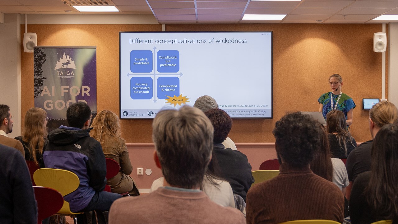 Forskare presenterar inför publik vid symposium i