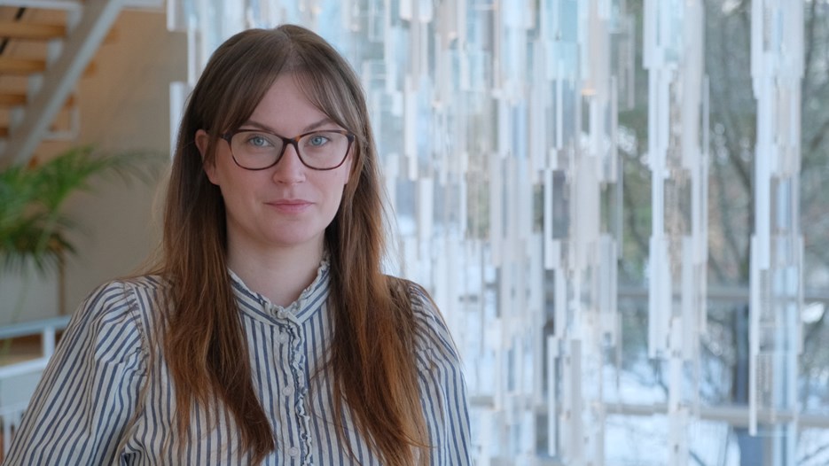 Porträtt framifrån på Victoria Lindgren. tagen i Aula Nordica, Umeå universitet.